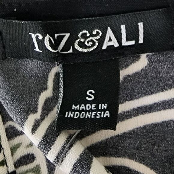 Roz & Ali Sleeveless Aztec Silver Embellished Top Size Small - Picture 6 of 8